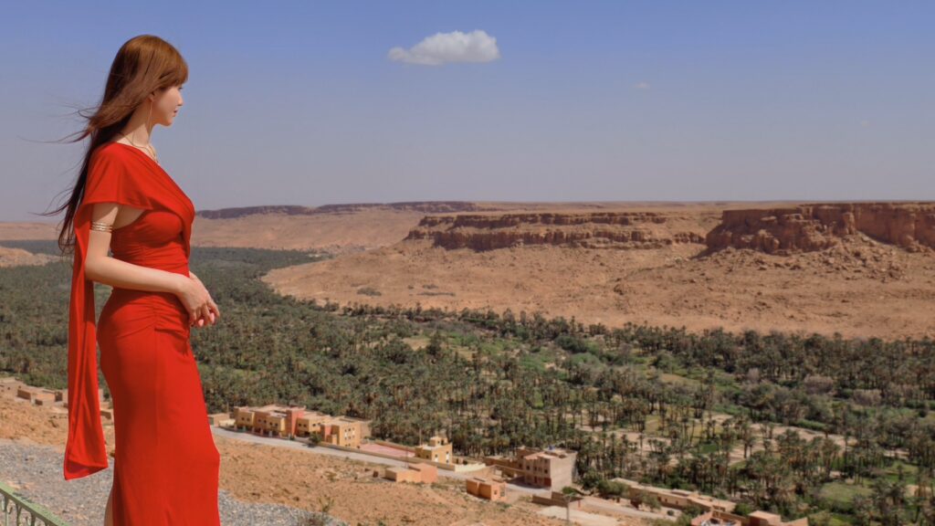 桑薩在摩洛哥茲茲河谷擺姿勢拍照。